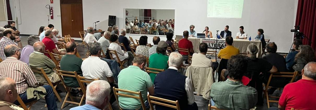 Más de 100 personas debaten la avalancha de proyectos de plantas fotovoltaicas en Salteras.