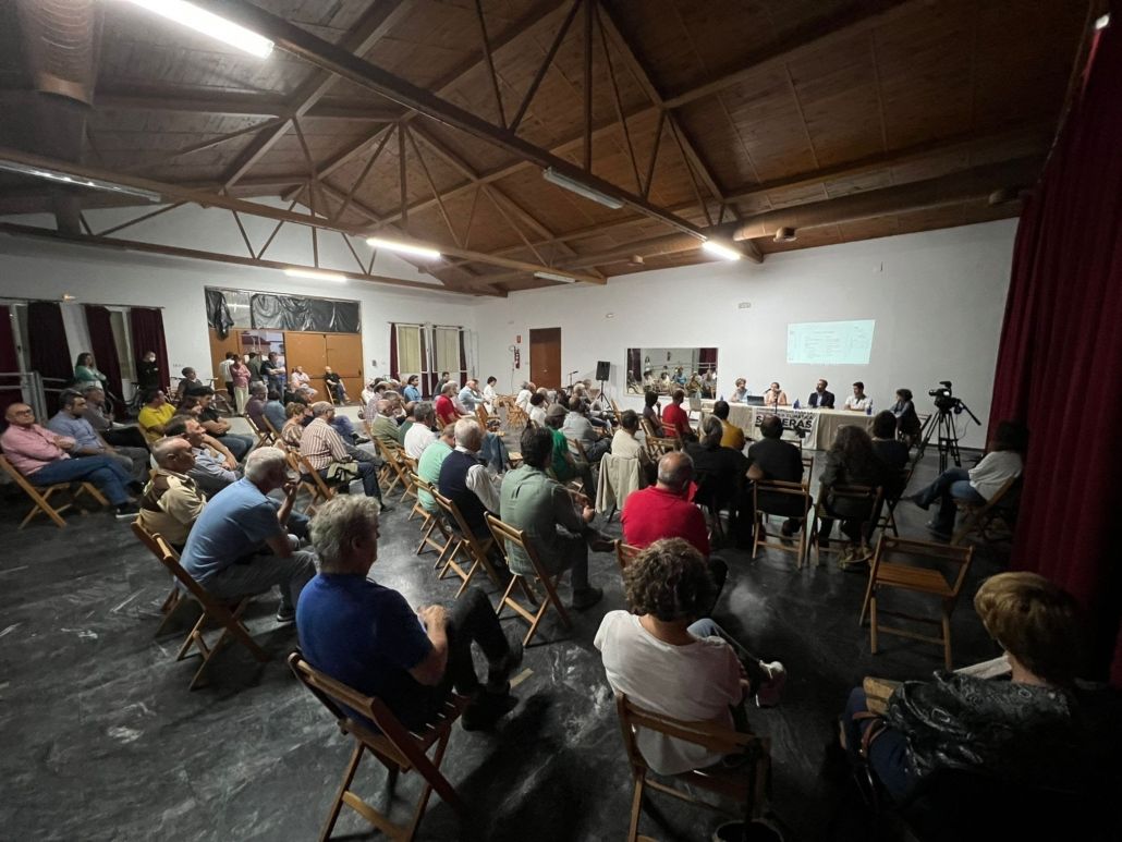 Más de 100 personas debaten la avalancha de proyectos de plantas fotovoltaicas en Salteras.
