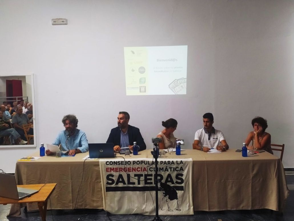 Más de 100 personas debaten la avalancha de proyectos de plantas fotovoltaicas en Salteras.