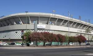 8 asociaciones de vecinos se oponen a la construcción de un espacio comercial junto al estadio del Betis