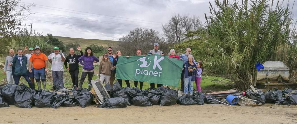 Recogiendo basura junto a la fuente de Hacienda de las Teatinas