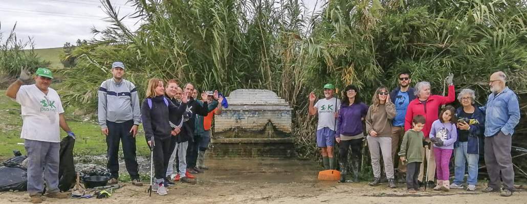 Recogiendo basura junto a la fuente de Hacienda de las Teatinas