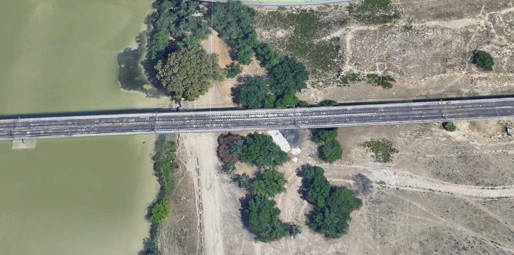 Orden y caos bajo el viaducto del puente de hierro de San Juan de Aznalfarache en Tablada