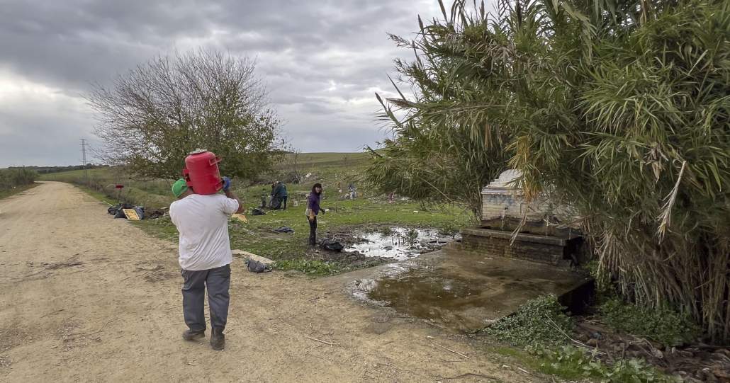 Recogiendo basura junto a la fuente de Hacienda de las Teatinas