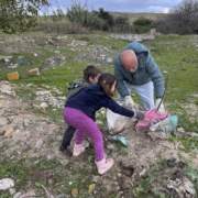 Recogiendo basura junto a la fuente de Hacienda de las Teatinas