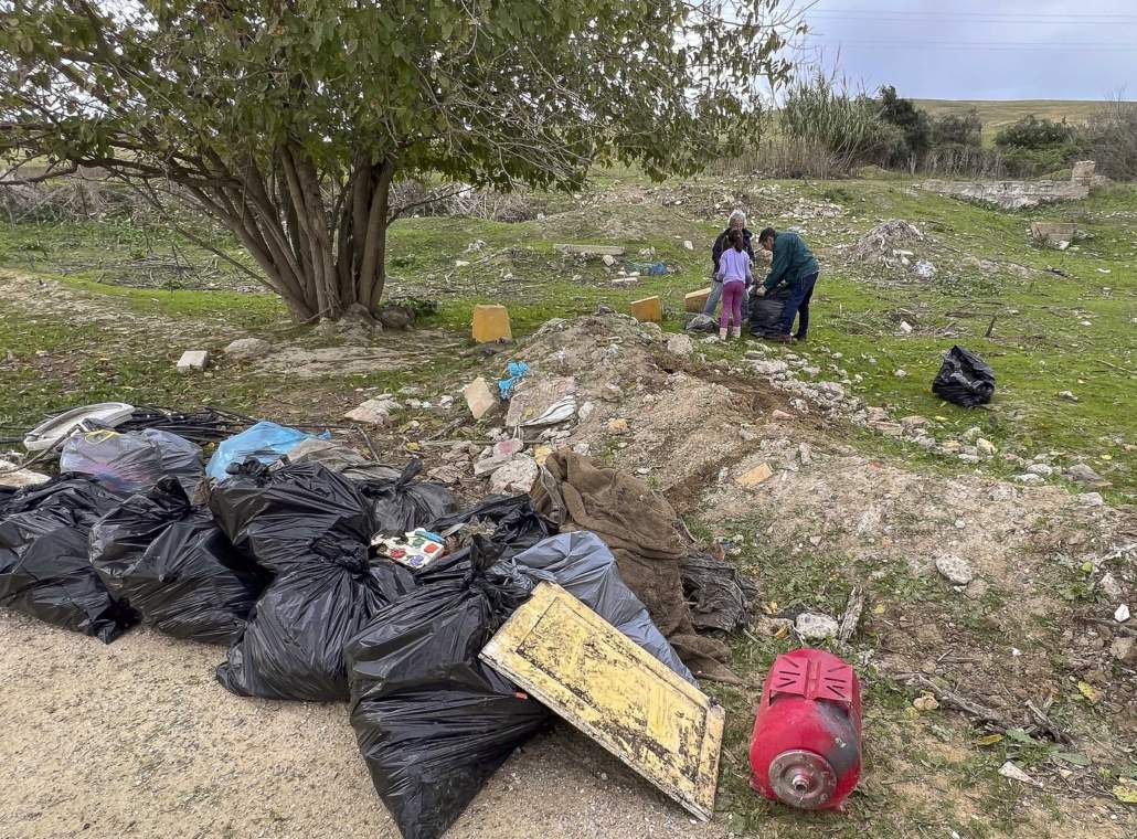 Recogiendo basura junto a la fuente de Hacienda de las Teatinas