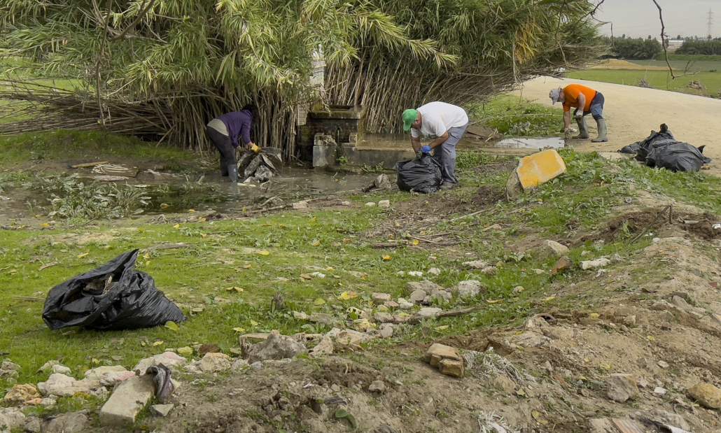 Recogiendo basura junto a la fuente de Hacienda de las Teatinas