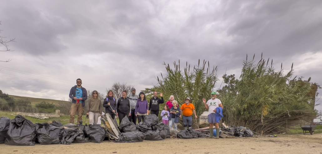 Recogiendo basura junto a la fuente de Hacienda de las Teatinas