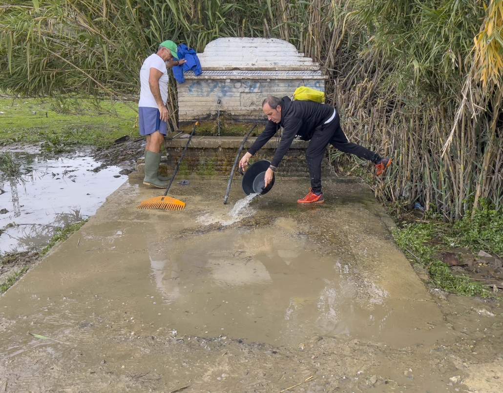 Recogiendo basura junto a la fuente de Hacienda de las Teatinas