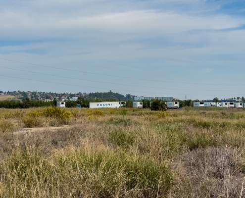 Se ordena el desmontaje de la campa de camiones ilegal en la vega de Palomares del Río Se ordena el desmontaje de la campa de camiones ilegal en la vega de Palomares del Río
