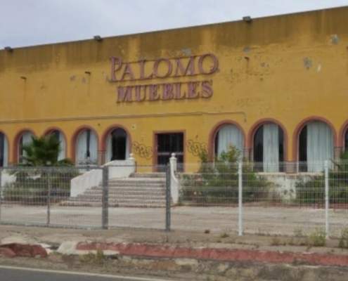Una plataforma vecinal de Espartinas alerta de posibles irregularidades urbanísticas y ambientales en las obras del antiguo edificio de Muebles Palomo.
