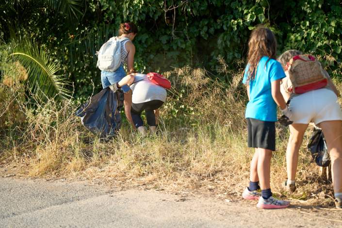 A7409694 Imágenes de la actividad de limpieza de parques en Palomares del Río