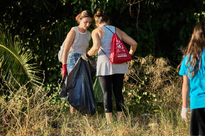 A7409695 Imágenes de la actividad de limpieza de parques en Palomares del Río