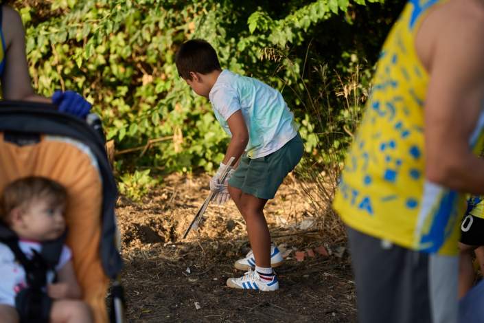 A7409699 Imágenes de la actividad de limpieza de parques en Palomares del Río