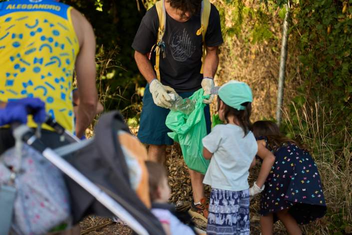 A7409704 Imágenes de la actividad de limpieza de parques en Palomares del Río