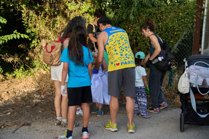 A7409707 Imágenes de la actividad de limpieza de parques en Palomares del Río