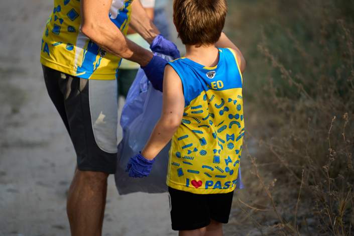 A7409713 Imágenes de la actividad de limpieza de parques en Palomares del Río