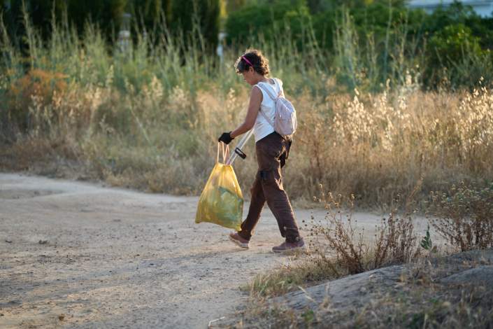 A7409763 Imágenes de la actividad de limpieza de parques en Palomares del Río