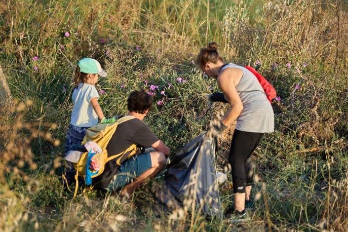 A7409772 Imágenes de la actividad de limpieza de parques en Palomares del Río